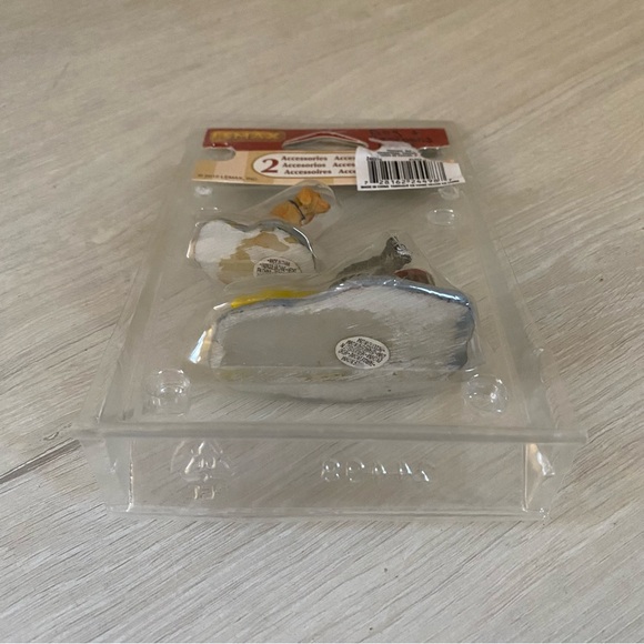 2012 Lemax Christmas Village Collection Animal Accessory Dog Food & Raccoons - Picture 5 of 5